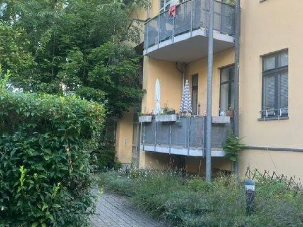 Neubau- wunderschöne, hochwertig sanierte und renovierte Dachgeschosswohnung in Berlin, zentral und dennoch ruhig gelegen