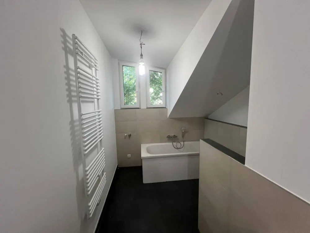 Neubau- wunderschöne, hochwertig sanierte und renovierte Dachgeschosswohnung in Berlin, zentral und dennoch ruhig gelegen