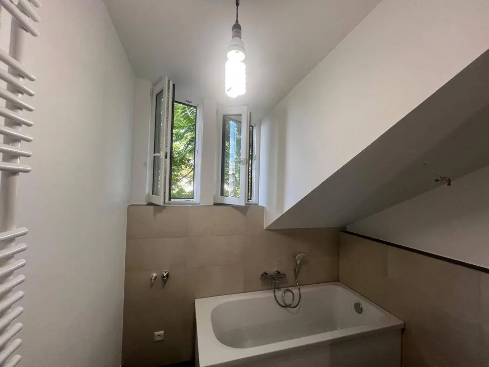 Neubau- wunderschöne, hochwertig sanierte und renovierte Dachgeschosswohnung in Berlin, zentral und dennoch ruhig gelegen