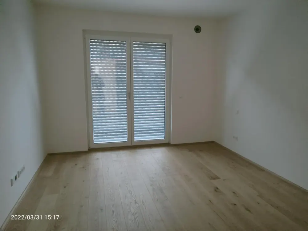 3-Zimmer-Wohnung mit privaten Terrasse u. Garten sowie Designer-Einbauküche