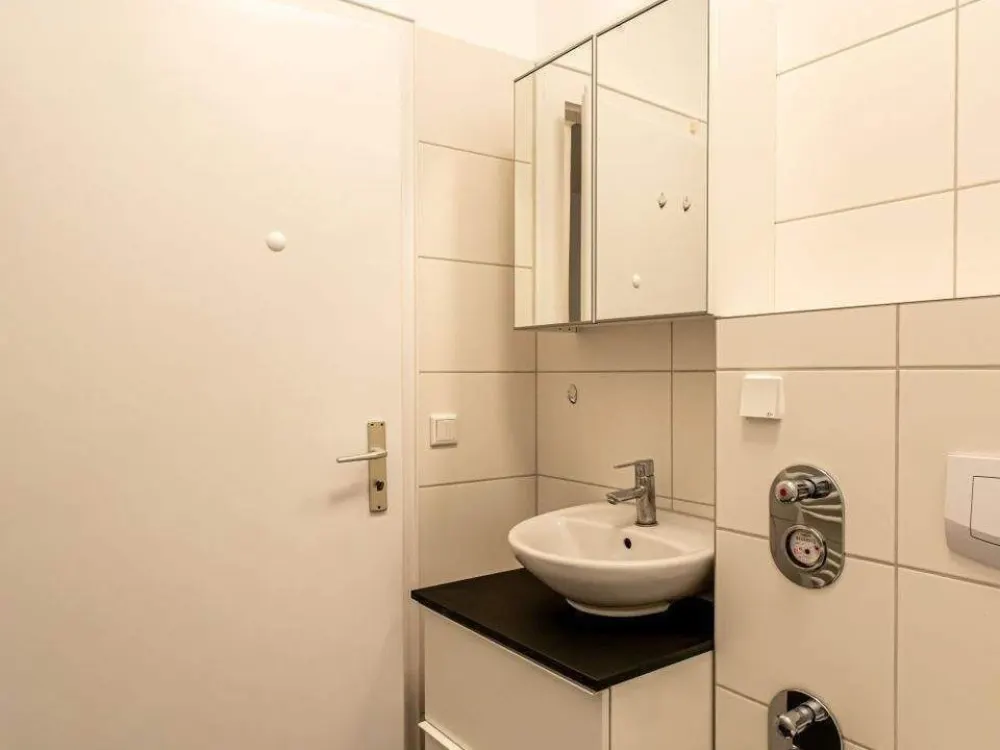 Ab Sofort - schick möbliertes Zimmer in moderner 4er WG - mitten im Bahnhofsviertel
