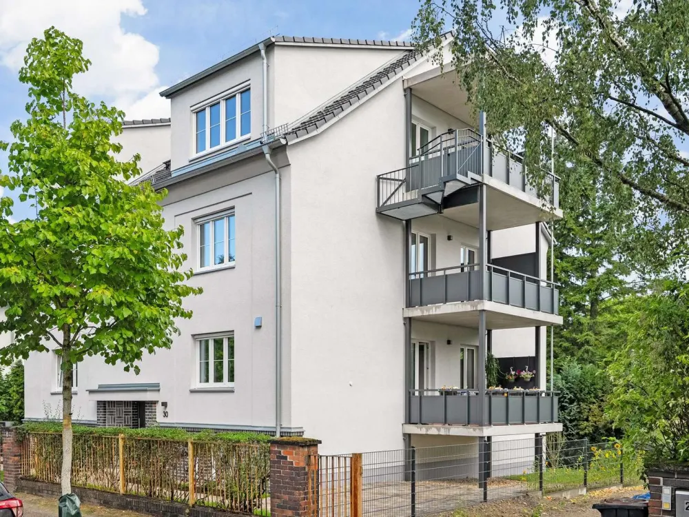 Frisch saniert im Dachgeschoss mit Seenähe: Großzügige 4 Zimmer Wohnung mit flexibler Wohnküche