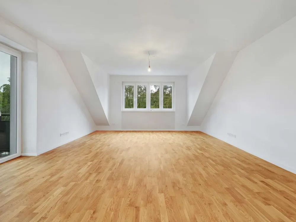Frisch saniert im Dachgeschoss mit Seenähe: Großzügige 4 Zimmer Wohnung mit flexibler Wohnküche