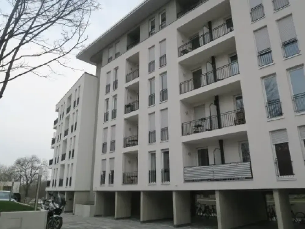 APARTMENT mit Parkettboden, Bodentiefe Dusche, Einbauküche + Balkon!