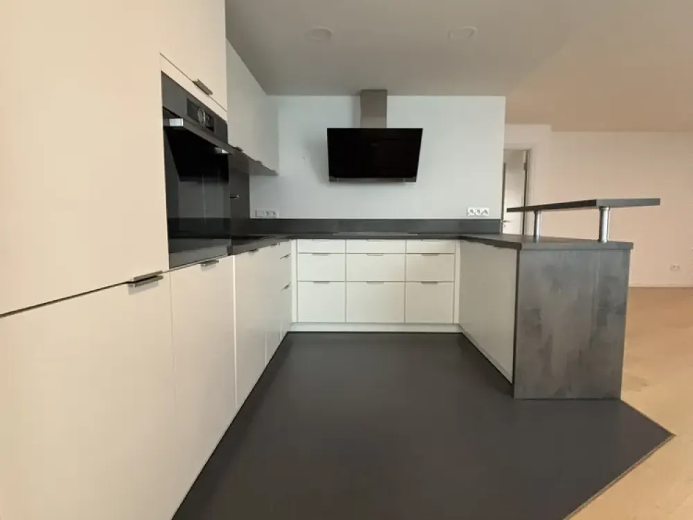 Commerzbanktower | lichtdurchflutete Wohnung | Bis Ende 2028