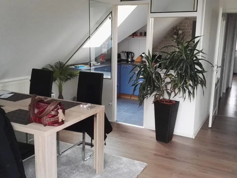 Eine moderne drei Zimmer, Dachgeschosswohnung zu vermieten