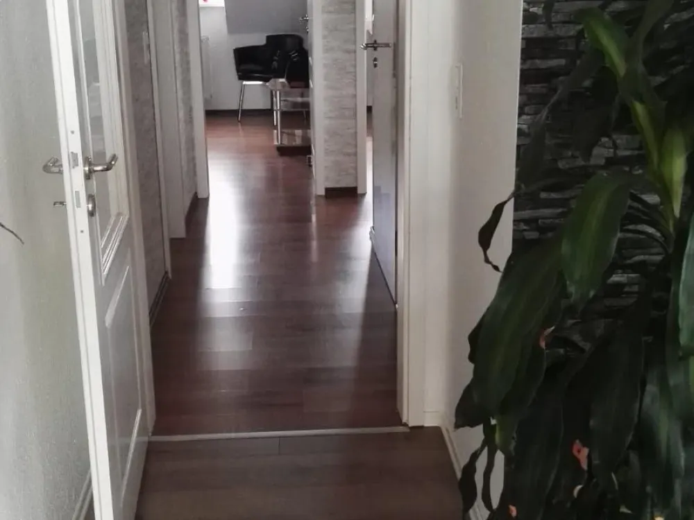 Eine moderne drei Zimmer, Dachgeschosswohnung zu vermieten