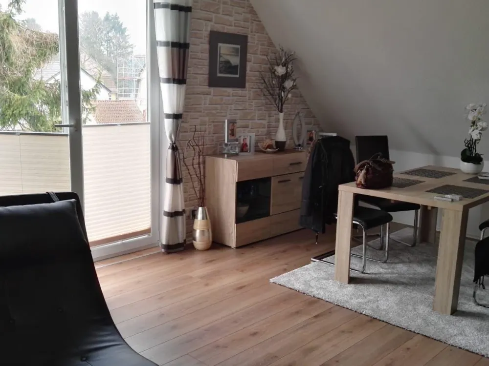 Eine moderne drei Zimmer, Dachgeschosswohnung zu vermieten