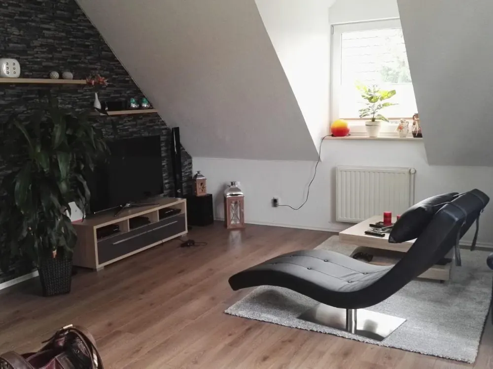 Eine moderne drei Zimmer, Dachgeschosswohnung zu vermieten
