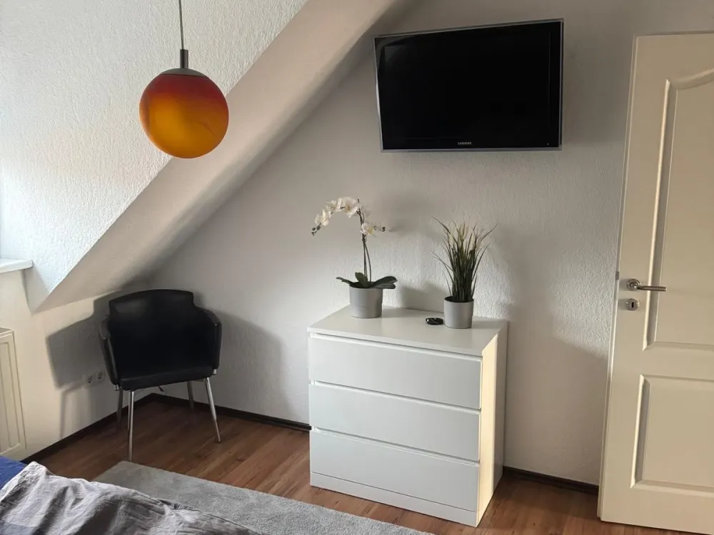 Eine moderne drei Zimmer, Dachgeschosswohnung zu vermieten