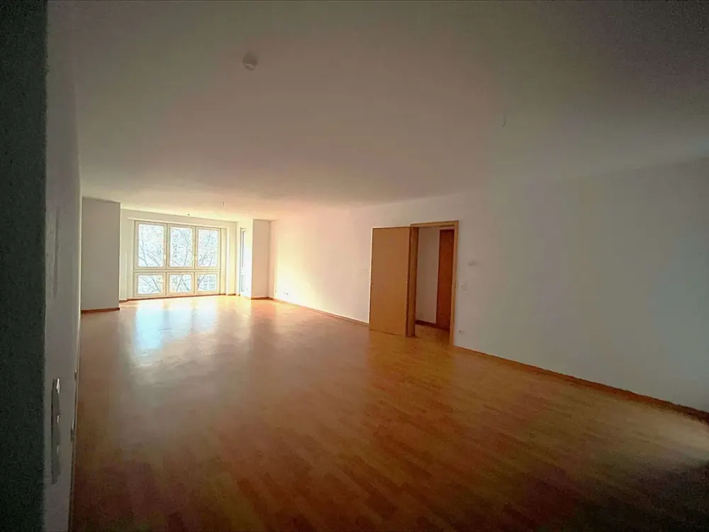 Urbanes Wohnen mit Flair, Helle Wohnung mit Balkon im Herzen der Stadt