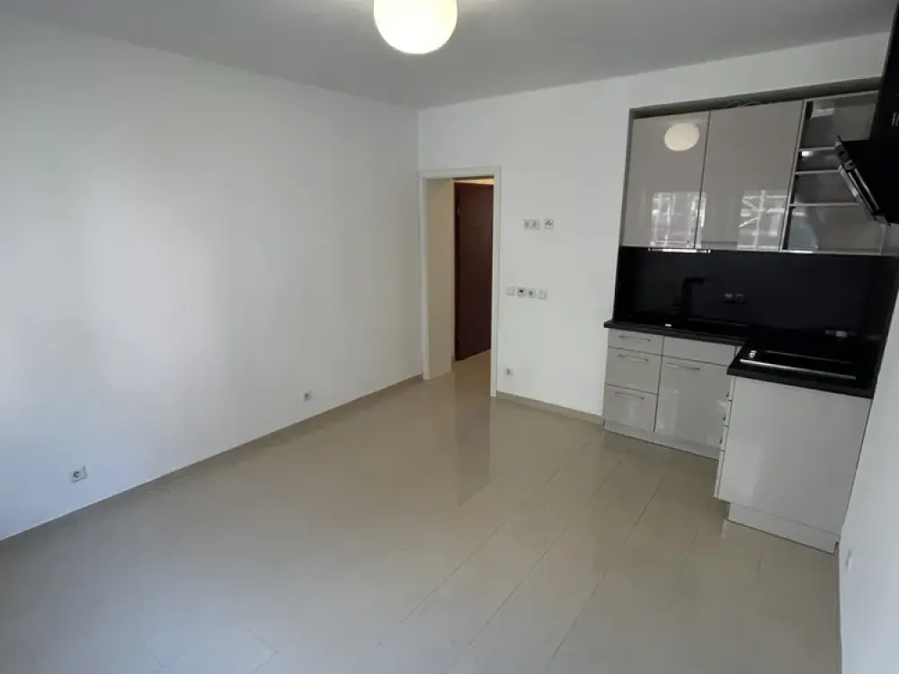 Modern 2-Room Raised Ground Floor Apartment Pempelfort/Derendorf, Fitted Kitchen, Underfloor Heating, Renovated