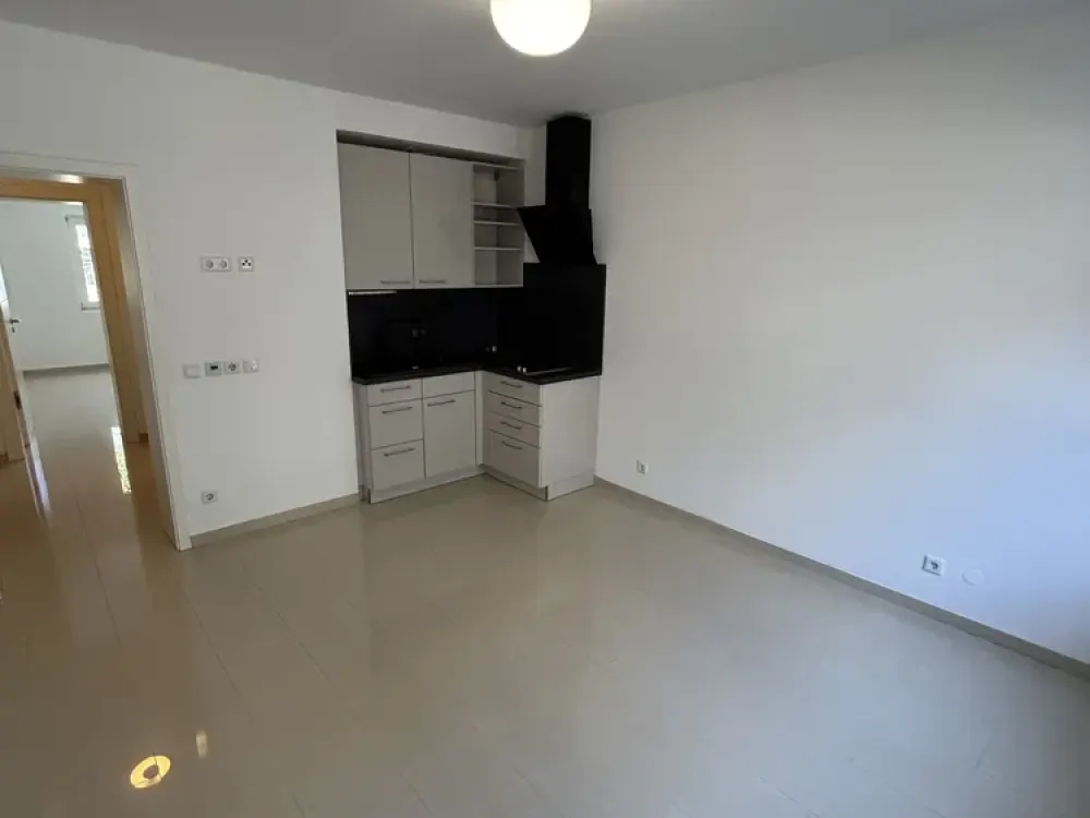 Modern 2-Room Raised Ground Floor Apartment Pempelfort/Derendorf, Fitted Kitchen, Underfloor Heating, Renovated