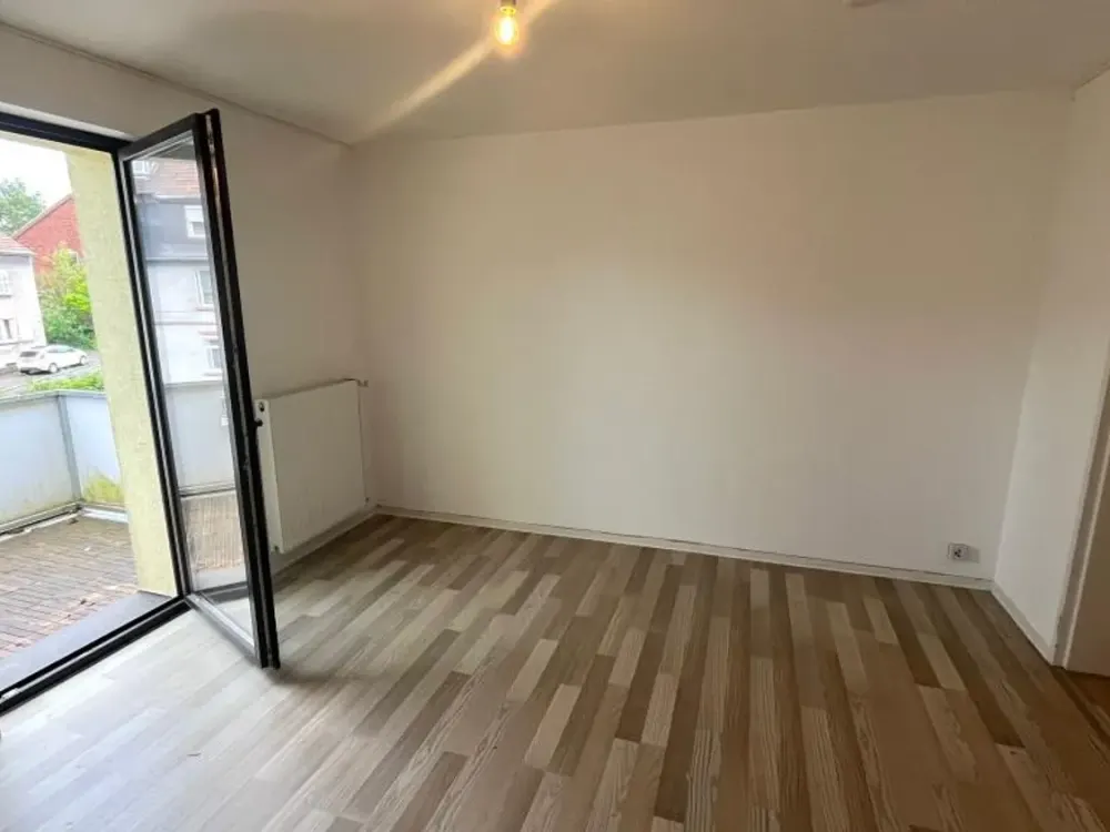 Quiet 2-Room Apartment with Sunny Balcony, 1st Floor, Storage Room, Near Forest, Völklingen Fenne