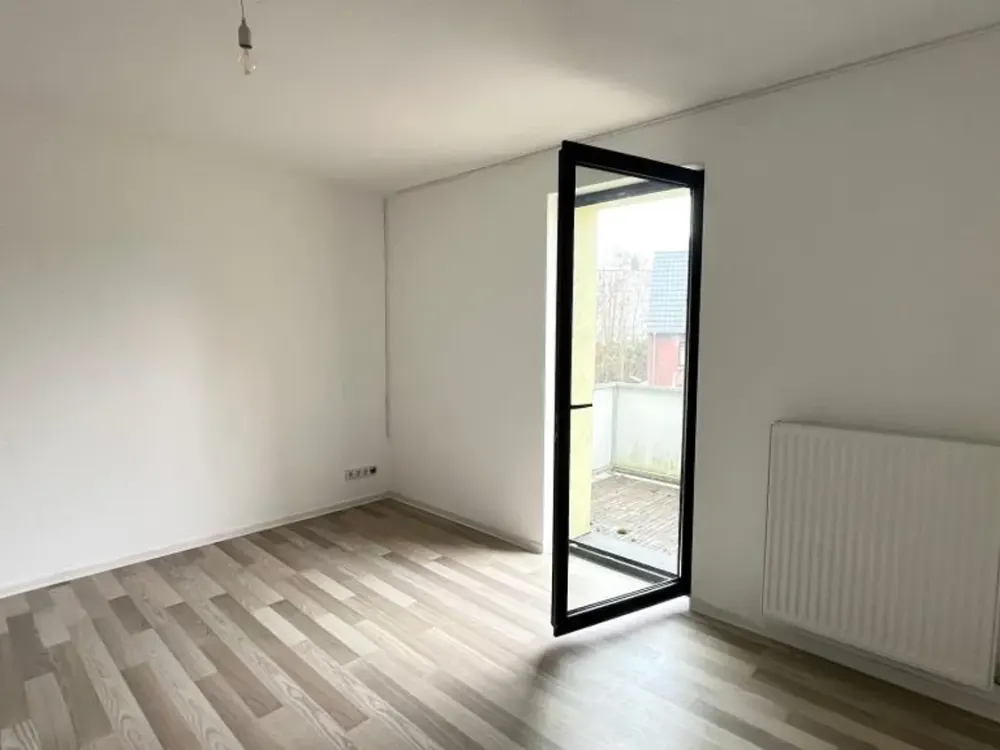 Quiet 2-Room Apartment with Sunny Balcony, 1st Floor, Storage Room, Near Forest, Völklingen Fenne