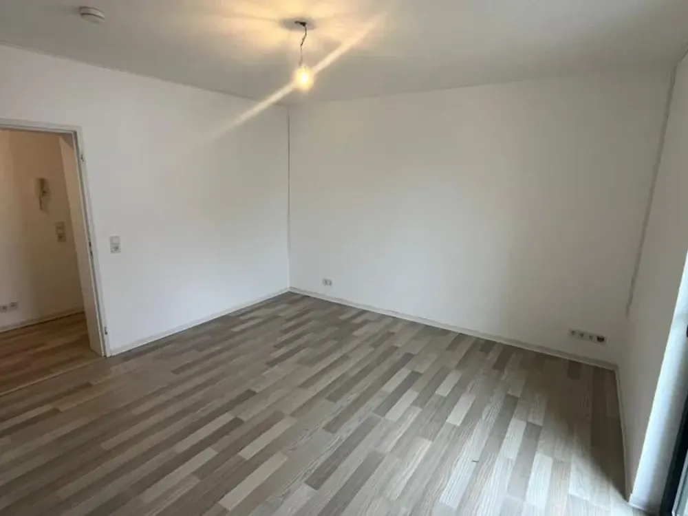 Quiet 2-Room Apartment with Sunny Balcony, 1st Floor, Storage Room, Near Forest, Völklingen Fenne