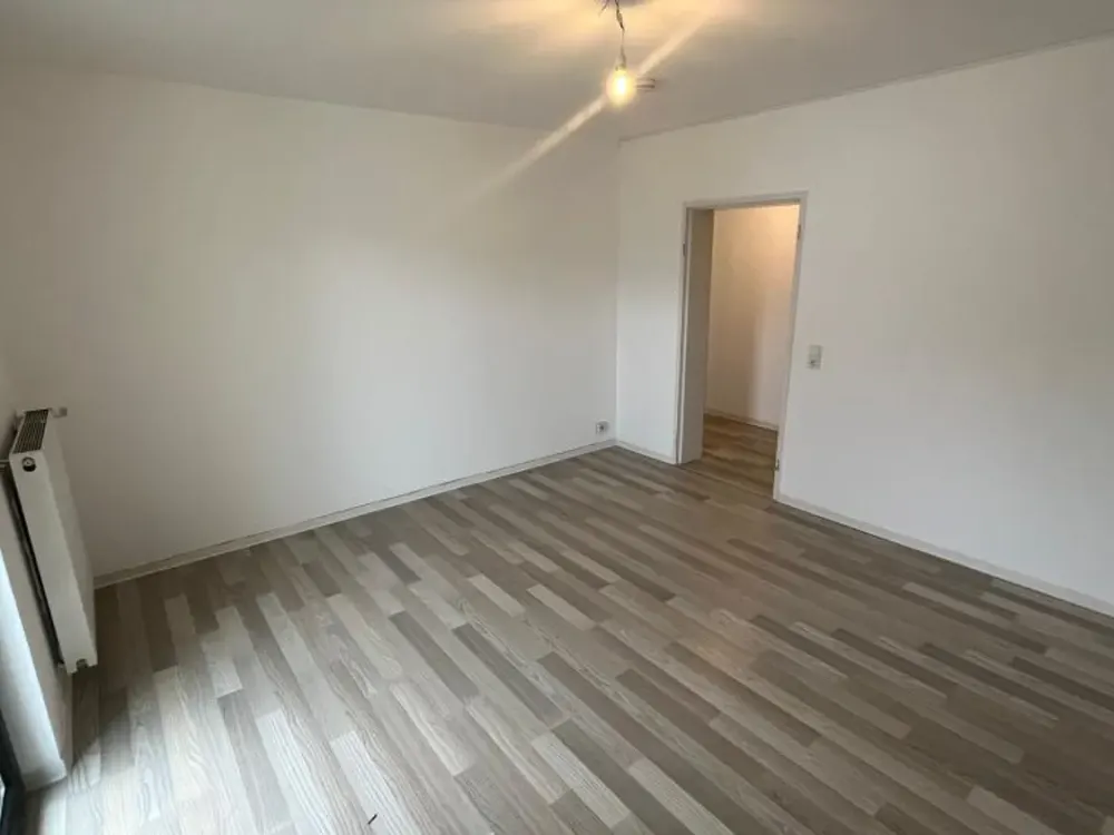 Quiet 2-Room Apartment with Sunny Balcony, 1st Floor, Storage Room, Near Forest, Völklingen Fenne