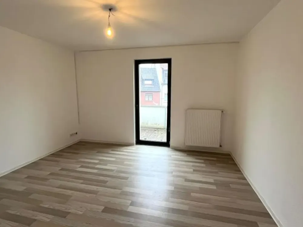 Quiet 2-Room Apartment with Sunny Balcony, 1st Floor, Storage Room, Near Forest, Völklingen Fenne