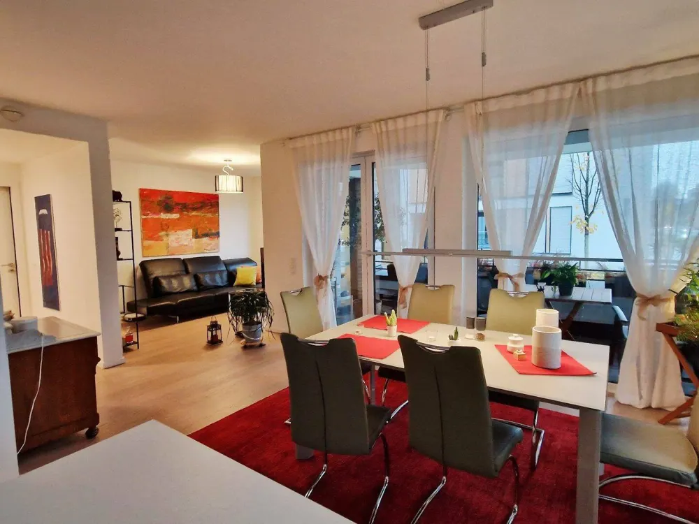 Moderne, hochwertige 3-Zi Wohnung mit EBK, Balkon & Parkplatz
