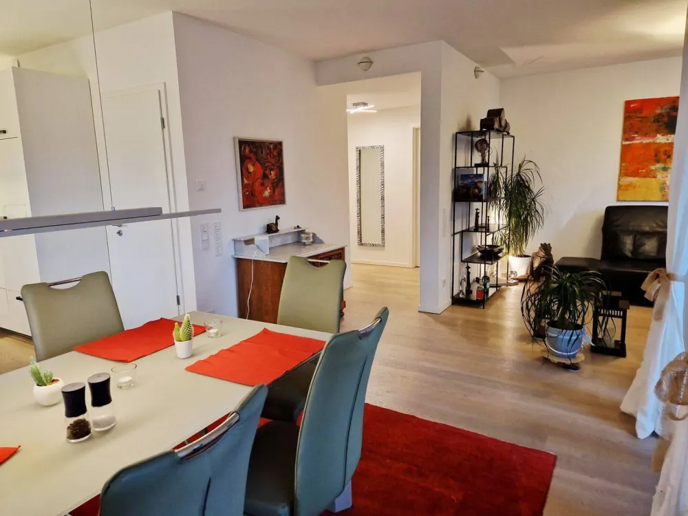 Moderne, hochwertige 3-Zi Wohnung mit EBK, Balkon & Parkplatz