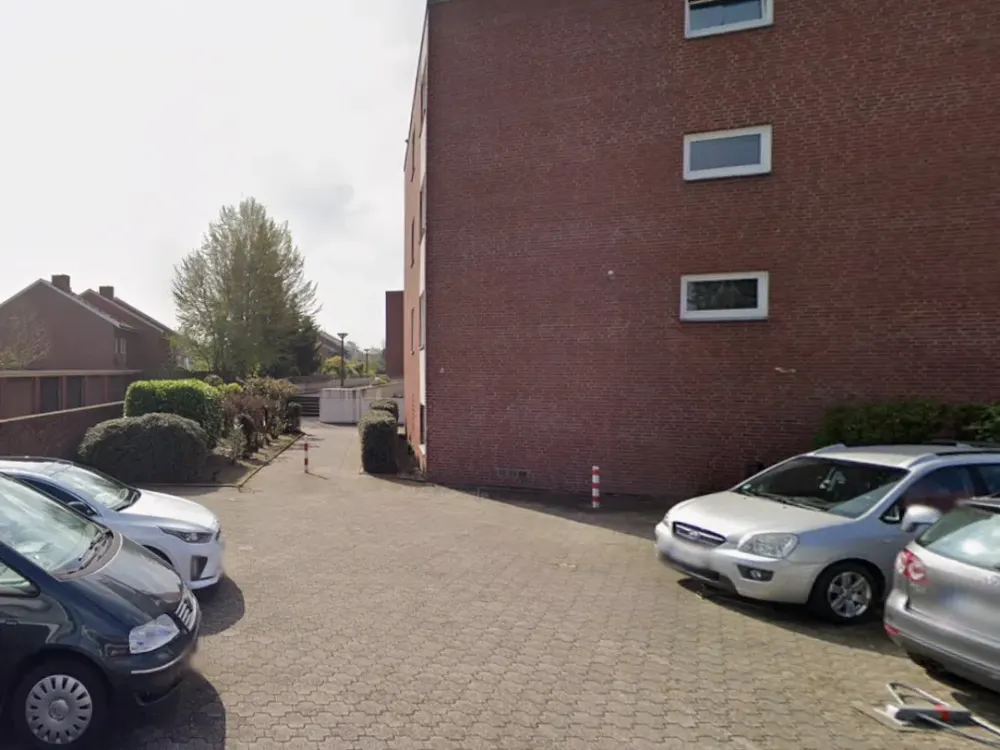 Spacious Living in a Central Location, Bright 4-Room Apartment with Two Balconies and Elevator