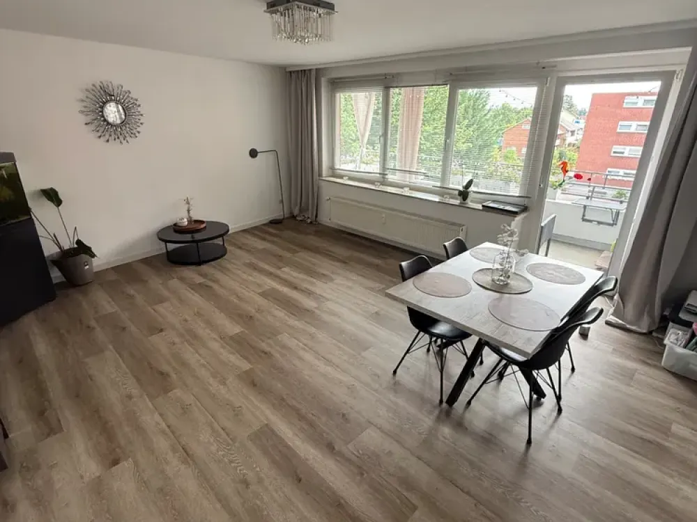 Spacious Living in a Central Location, Bright 4-Room Apartment with Two Balconies and Elevator