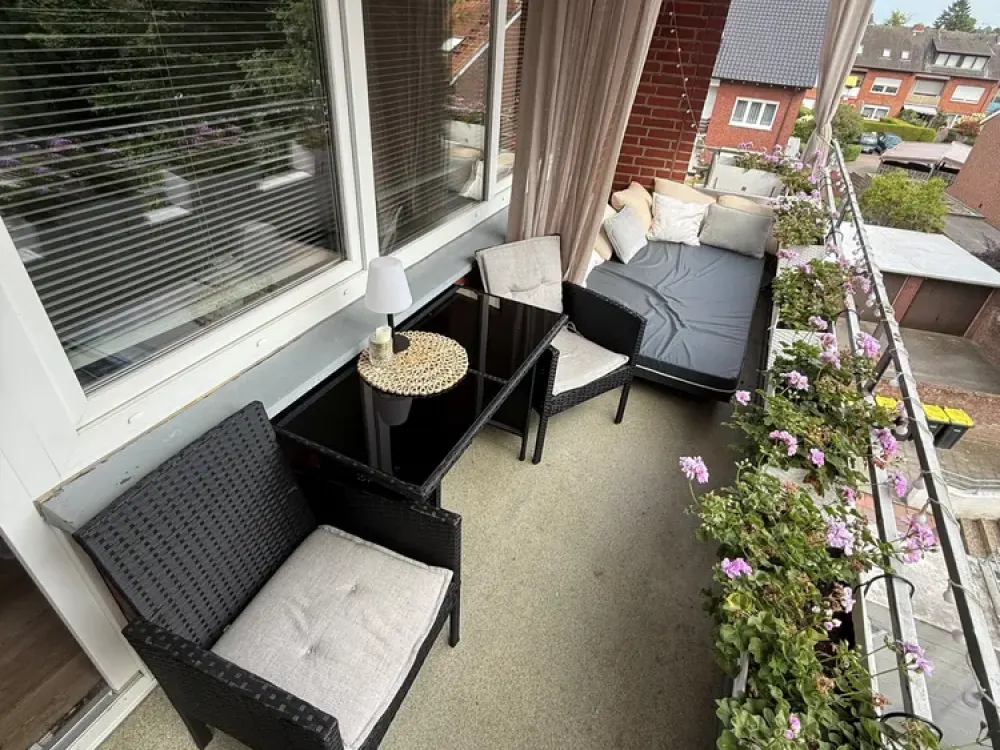 Spacious Living in a Central Location, Bright 4-Room Apartment with Two Balconies and Elevator