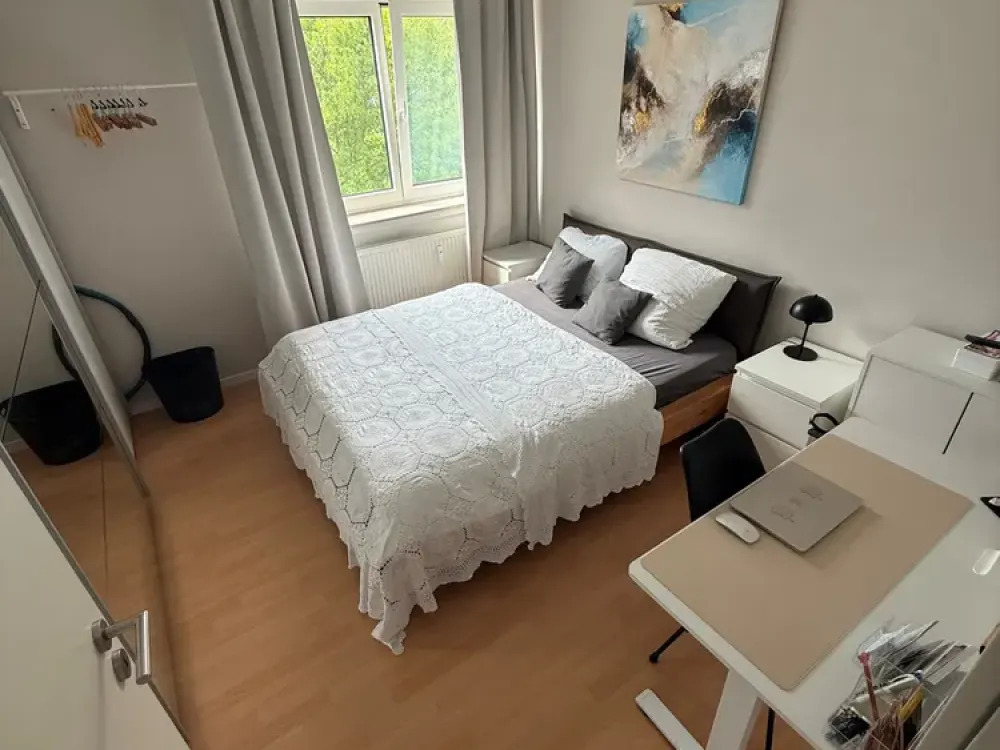 Spacious Living in a Central Location, Bright 4-Room Apartment with Two Balconies and Elevator
