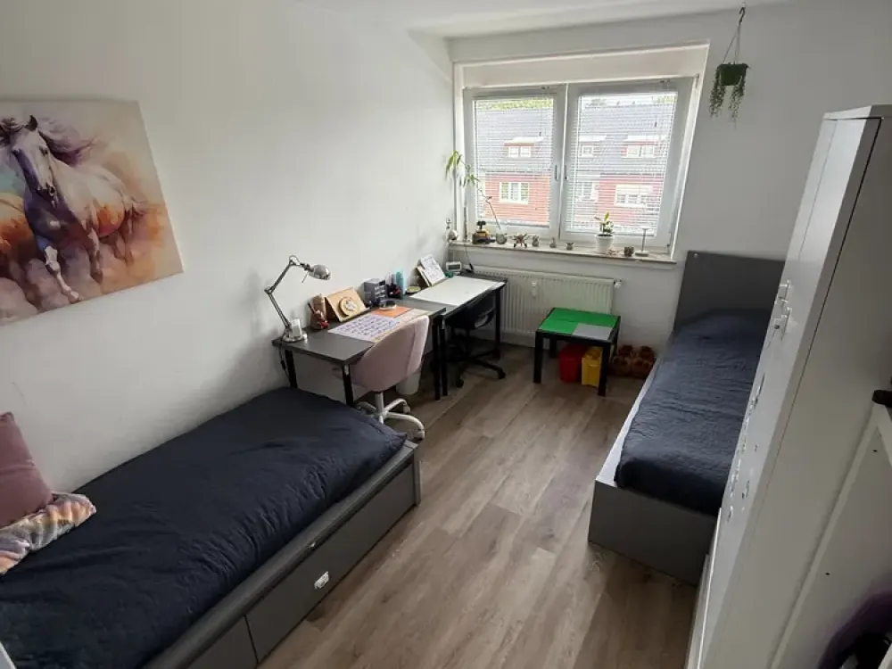 Spacious Living in a Central Location, Bright 4-Room Apartment with Two Balconies and Elevator