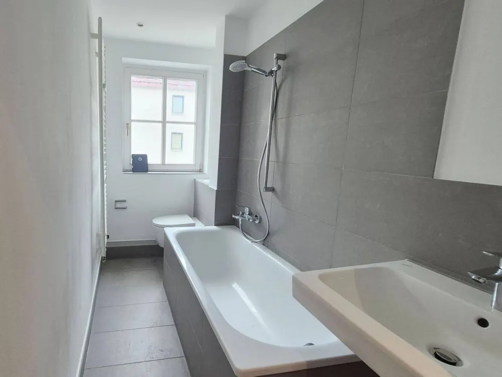 Hell & renoviert & gute Lage: 3-Zimmer-Wohnung mit Tageslichtbad, separate Küche mit Einbauküche