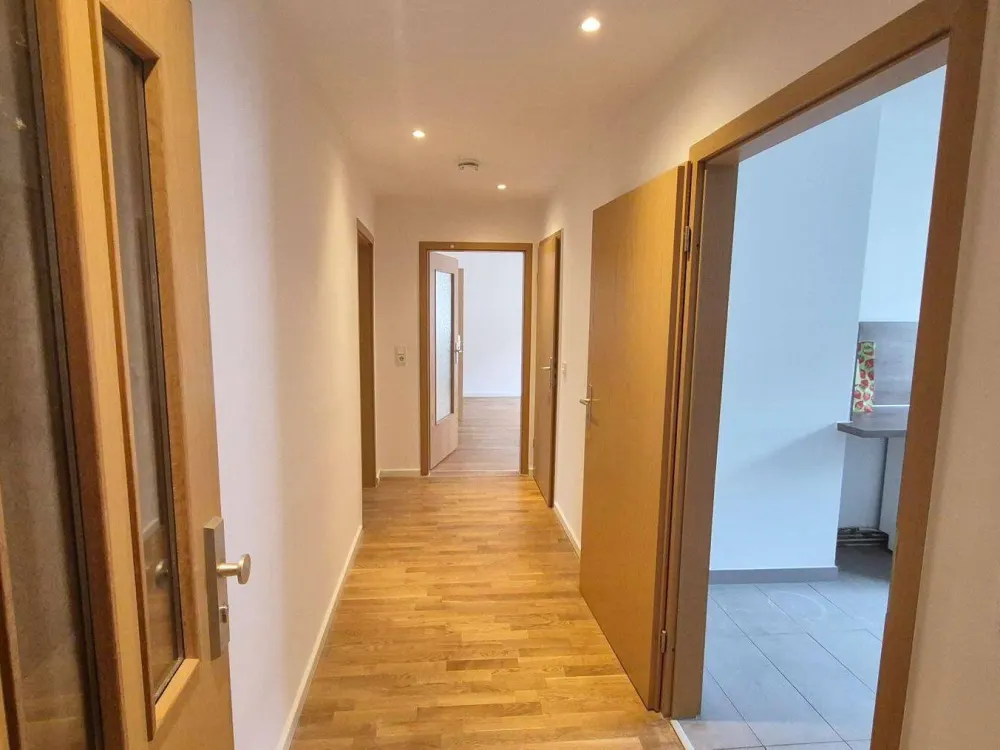 Hell & renoviert & gute Lage: 3-Zimmer-Wohnung mit Tageslichtbad, separate Küche mit Einbauküche