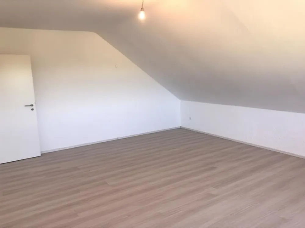 Große 4-Zimmer Dachgeschosswohnung am Feldrand von Messel