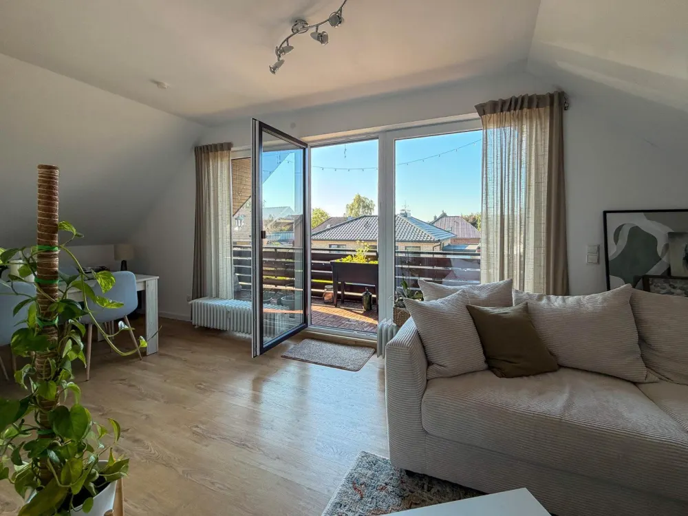At Home in Sudweyhe: Spacious 2-Room Apartment with Loggia