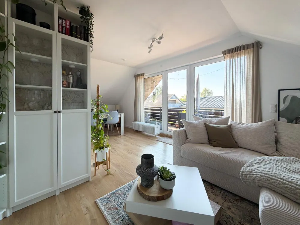 At Home in Sudweyhe: Spacious 2-Room Apartment with Loggia