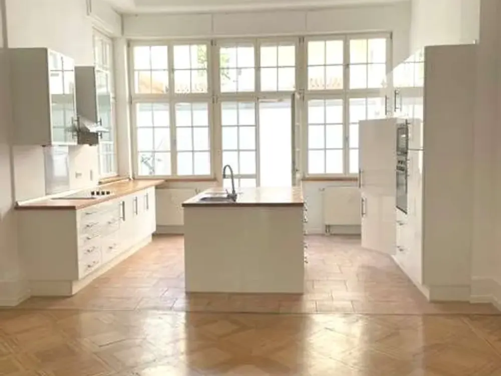 Dachgeschosswohnung mit Kamin u. Klimaanlage - zentrumsnah