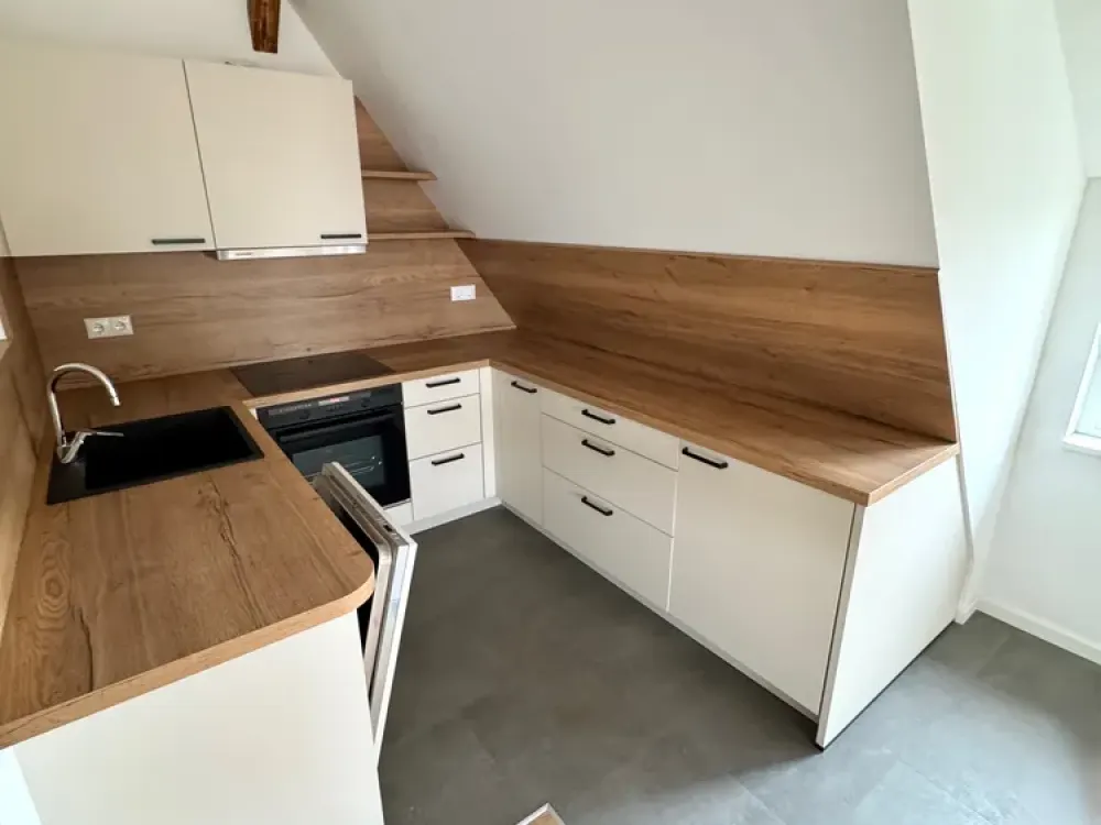 *السكن الأول* شقة جديدة فسيحة بغرفتين مع مطبخ مجهز، حمام داخلي، مرحاض ضيوف، تدفئة أرضية، موقف سيارات