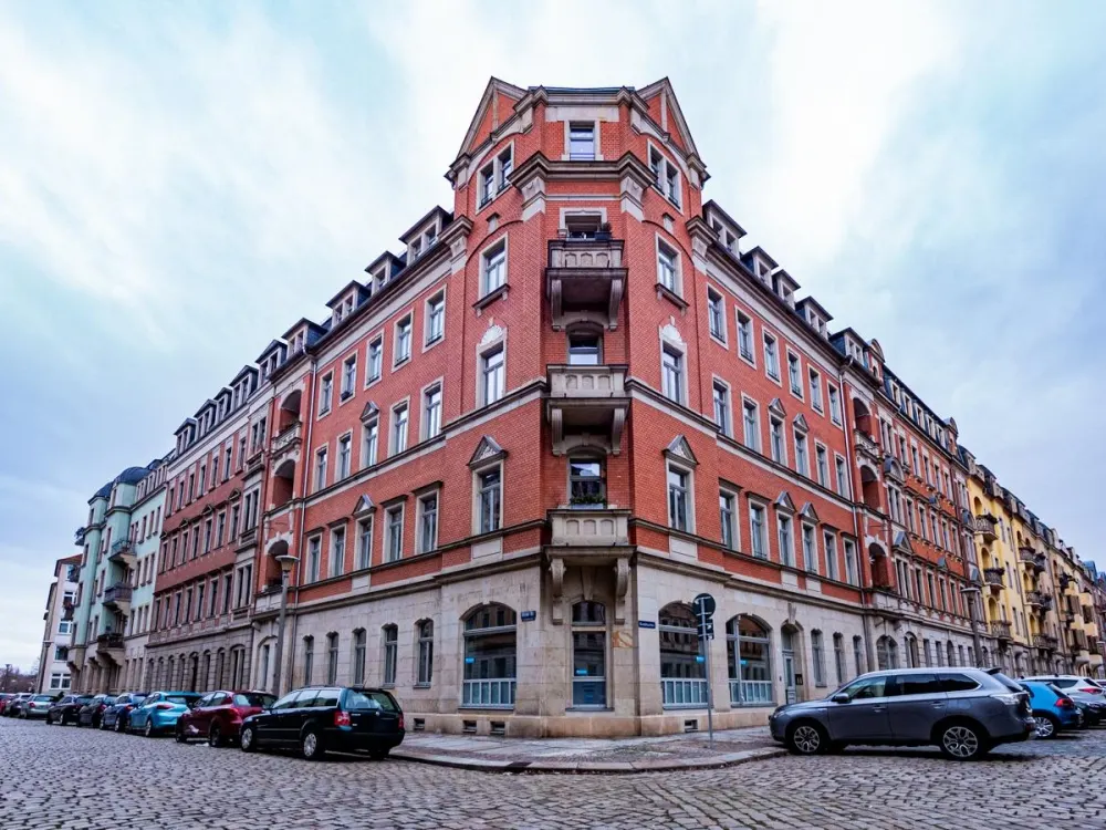 Schicke Altbauwohnung nahe den Elbwiesen. Balkon, Parkett, Wanne, offene Küche, etc.
