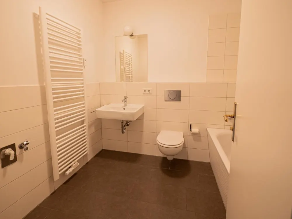 Schicke Altbauwohnung nahe den Elbwiesen. Balkon, Parkett, Wanne, offene Küche, etc.