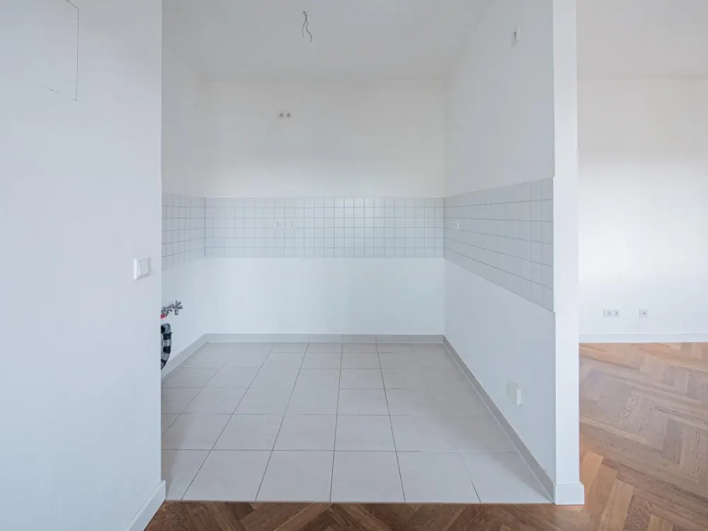 Schicke Altbauwohnung nahe den Elbwiesen. Balkon, Parkett, Wanne, offene Küche, etc.