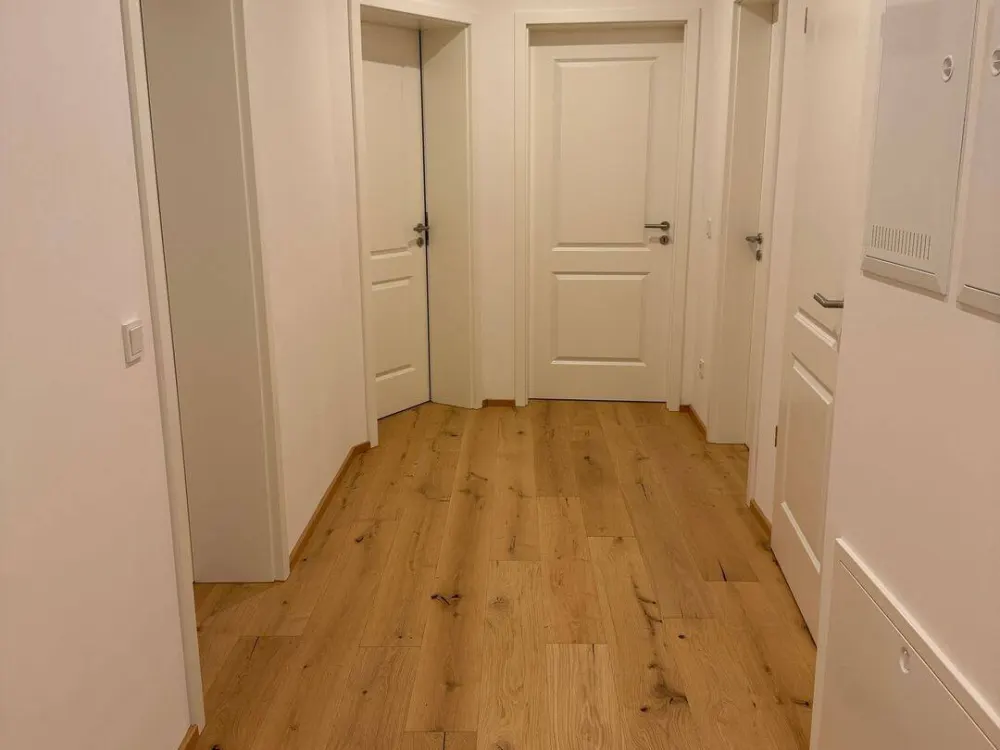 ***EXKLUSIVE 2,5 RAUMWOHNUNG-PARKETT-HOCHWERTIGE EINBAUKÜCHE-BALKON-WÄRMEPUMPE-STELLPLATZ***