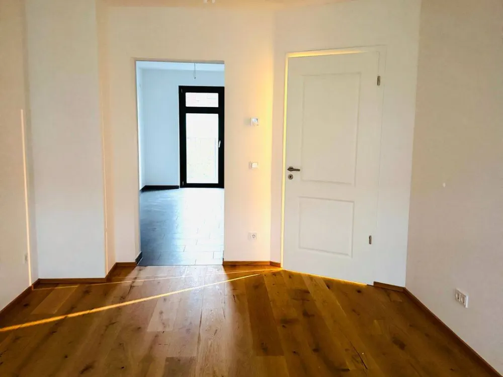 ***EXKLUSIVE 2,5 RAUMWOHNUNG-PARKETT-HOCHWERTIGE EINBAUKÜCHE-BALKON-WÄRMEPUMPE-STELLPLATZ***