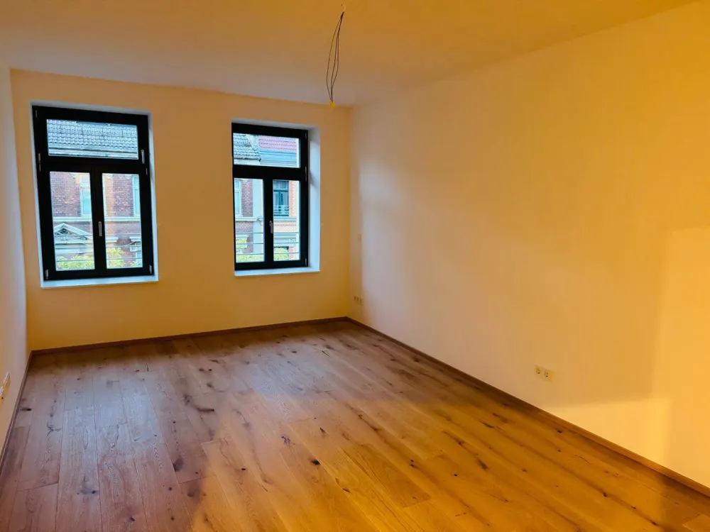 ***EXKLUSIVE 2,5 RAUMWOHNUNG-PARKETT-HOCHWERTIGE EINBAUKÜCHE-BALKON-WÄRMEPUMPE-STELLPLATZ***