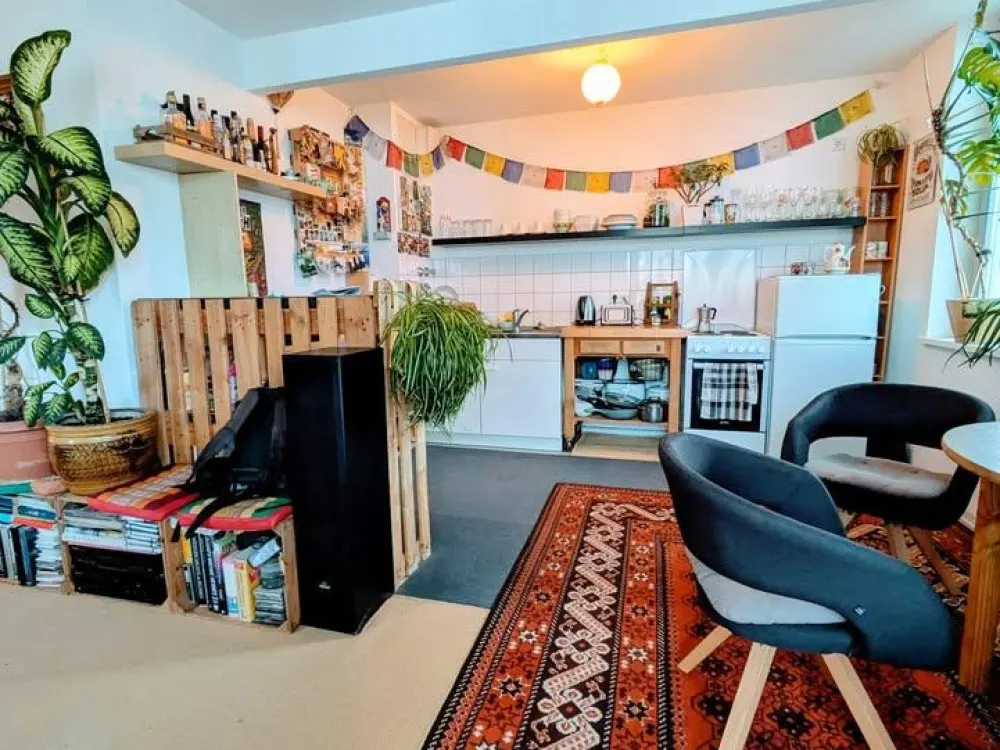 Cozy Apartment in F`hain to sublet for full October or shorter!