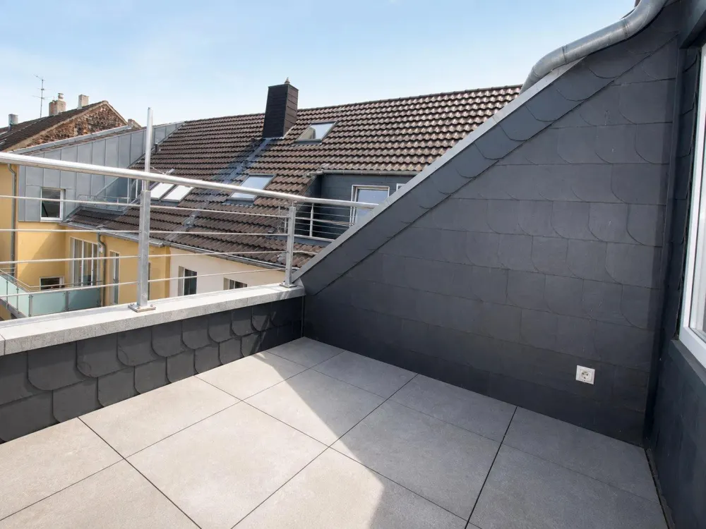 Moderne Maisonette-Dachgeschosswohnung mit Balkon in zentraler La