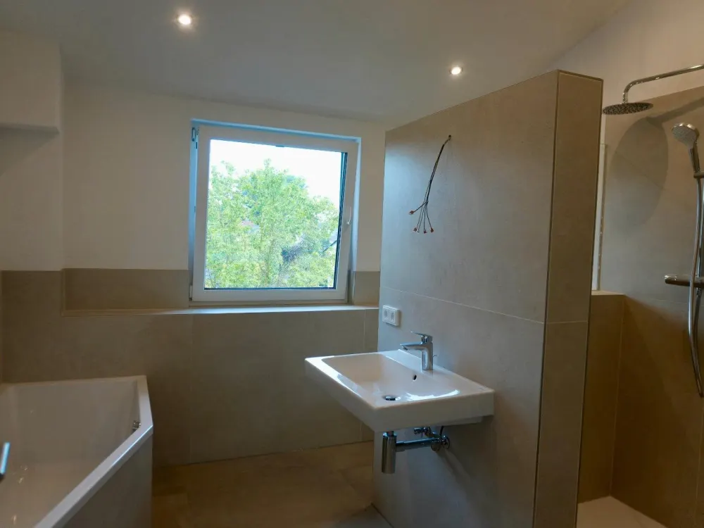 Erstvermietung nach Sanierung! Moderne 3-Zi. Whg. mit XXL Balkon