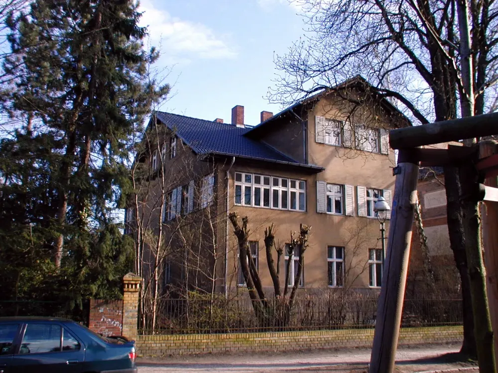 Stilvolle, geräumige 3-Zimmer-Wohnung mit verglaster Terrasse und Einbauküche in Berlin