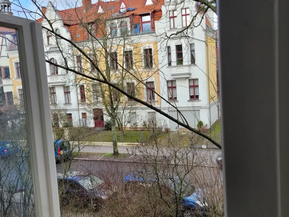 Stilvolle, geräumige 3-Zimmer-Wohnung mit verglaster Terrasse und Einbauküche in Berlin