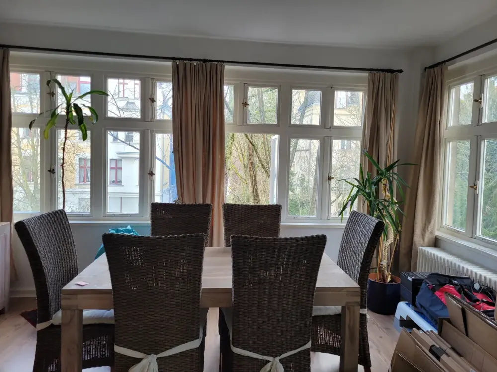Stilvolle, geräumige 3-Zimmer-Wohnung mit verglaster Terrasse und Einbauküche in Berlin
