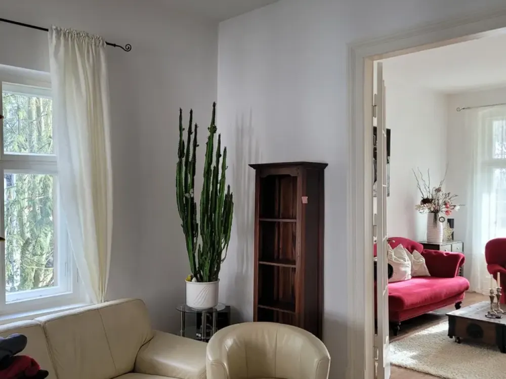 Stilvolle, geräumige 3-Zimmer-Wohnung mit verglaster Terrasse und Einbauküche in Berlin