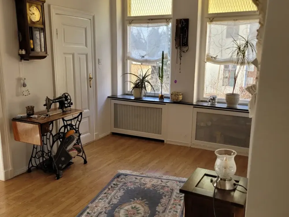 Stilvolle, geräumige 3-Zimmer-Wohnung mit verglaster Terrasse und Einbauküche in Berlin